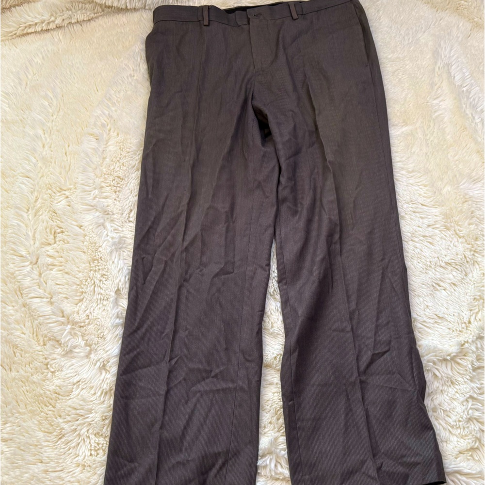 Men’s Van Heusen Brown Dress Pants Classic Style 30”L X 34”W pin stripe pattern